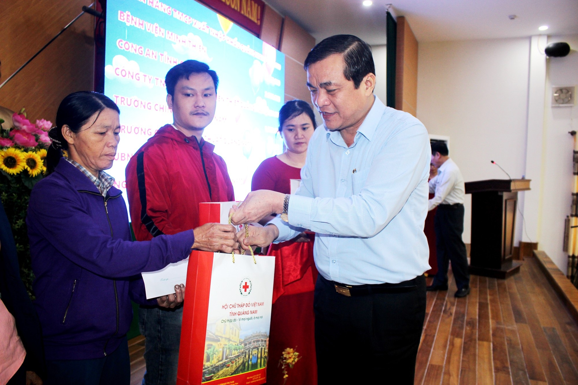 Đấu thầu mua quà Tết thăm hỏi người có công - Ảnh 1. Đấu thầu mua quà Tết thăm hỏi người có công - Ảnh 1.