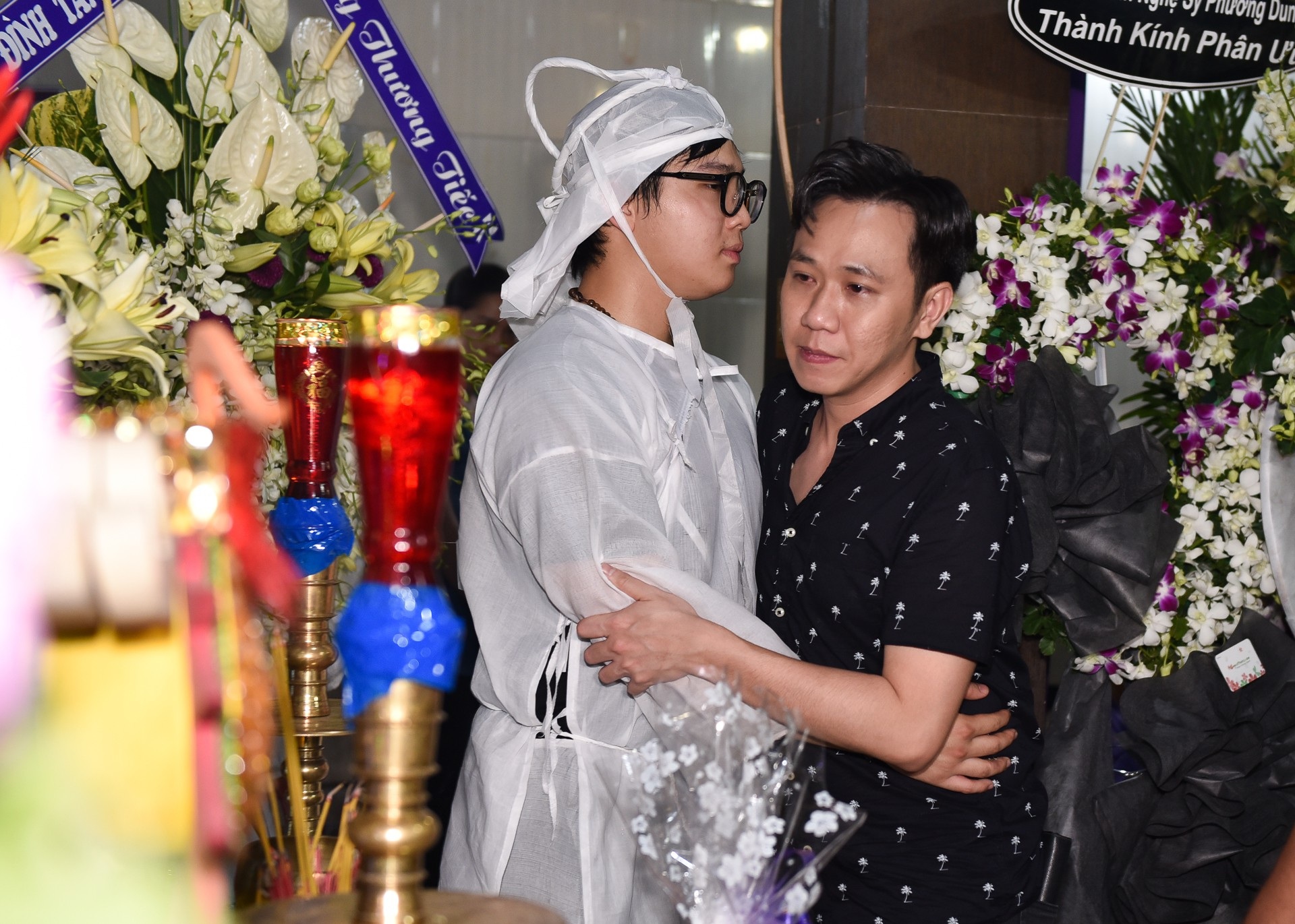 Kim Xuân, Quyền Linh, Anh Đức… xúc động khi đến viếng diễn viên Mạnh Tràng - Ảnh 9. Kim Xuân, Quyền Linh, Anh Đức… xúc động khi đến viếng diễn viên Mạnh Tràng - Ảnh 9.