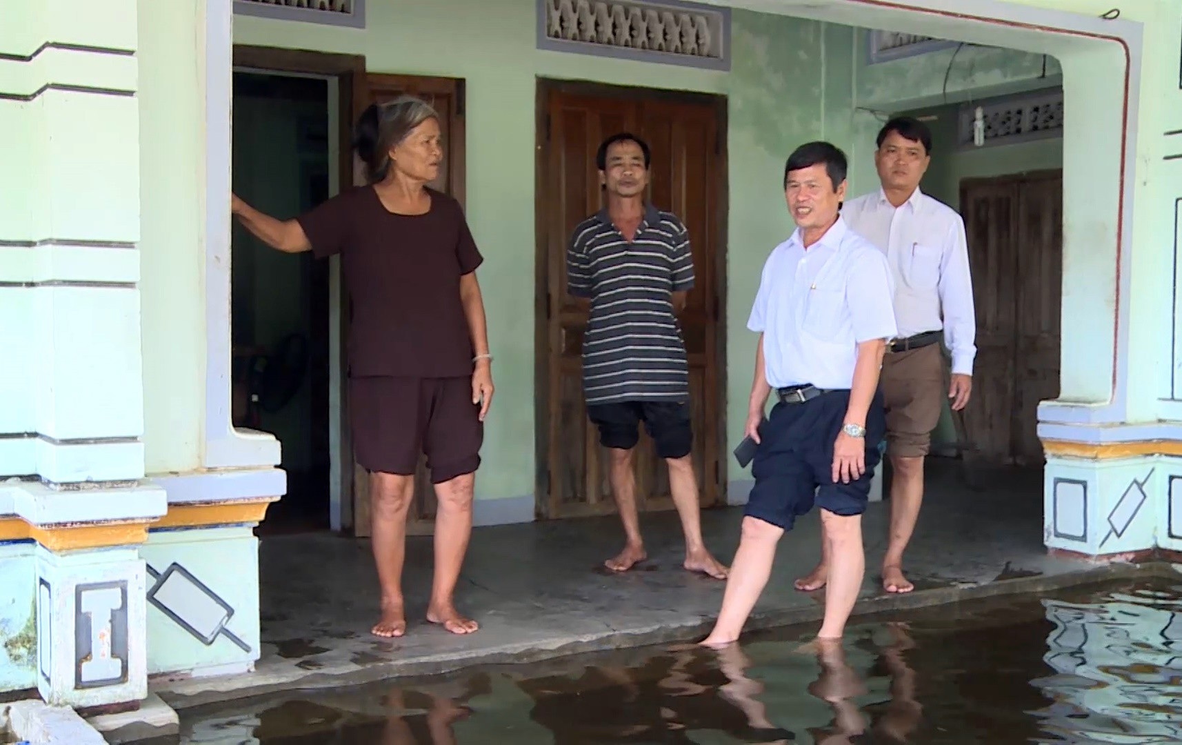 Gần 3 tháng, 40 hộ dân bị nhấn chìm trong lụt lội, ô nhiễm! - Ảnh 5. Gần 3 tháng, 40 hộ dân bị nhấn chìm trong lụt lội, ô nhiễm! - Ảnh 5.