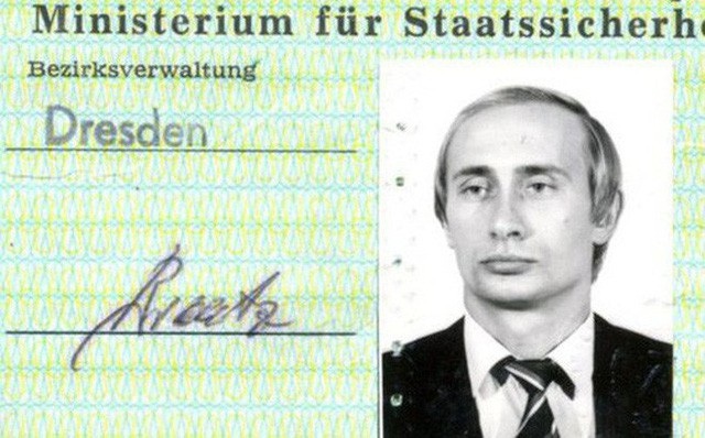 Tổng thống Nga Putin và bí mật tấm thẻ mật vụ Đông Đức mà ông sở hữu - Ảnh 1. Tổng thống Nga Putin và bí mật tấm thẻ mật vụ Đông Đức mà ông sở hữu - Ảnh 1.