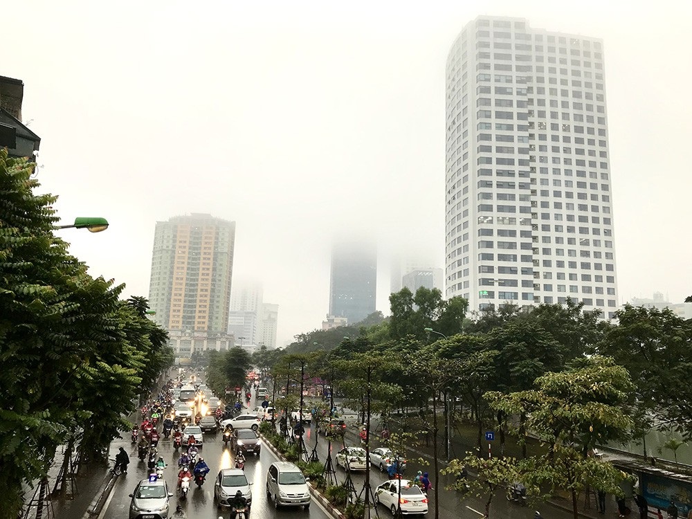 Nhà cao tầng ở Hà Nội chìm trong mây mù - Ảnh 1. Nhà cao tầng ở Hà Nội chìm trong mây mù - Ảnh 1.