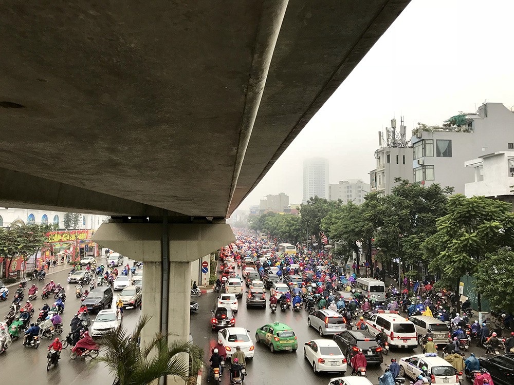 Nhà cao tầng ở Hà Nội chìm trong mây mù - Ảnh 11. Nhà cao tầng ở Hà Nội chìm trong mây mù - Ảnh 11.