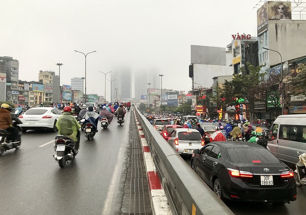 Nhà cao tầng ở Hà Nội chìm trong mây mù - Ảnh 12. Nhà cao tầng ở Hà Nội chìm trong mây mù - Ảnh 12.