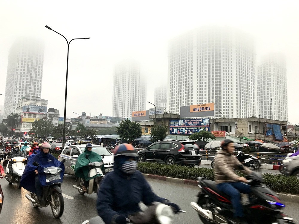 Nhà cao tầng ở Hà Nội chìm trong mây mù - Ảnh 13. Nhà cao tầng ở Hà Nội chìm trong mây mù - Ảnh 13.