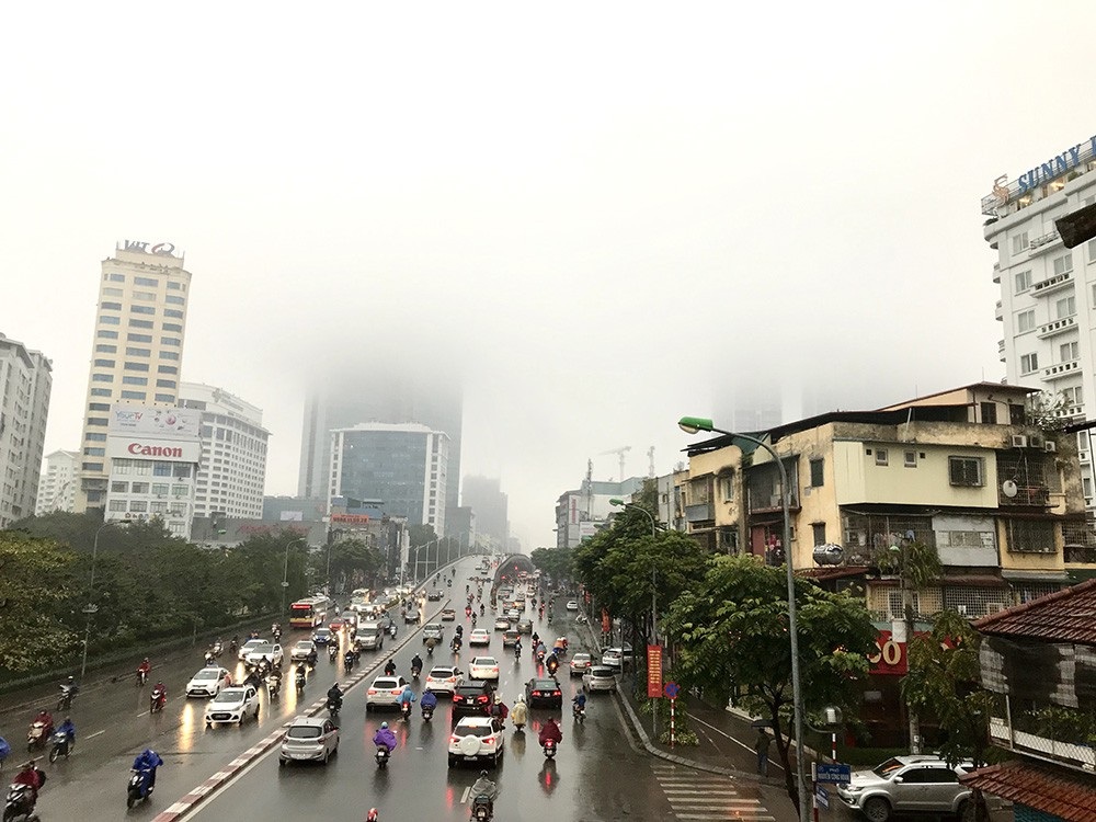 Nhà cao tầng ở Hà Nội chìm trong mây mù - Ảnh 2. Nhà cao tầng ở Hà Nội chìm trong mây mù - Ảnh 2.