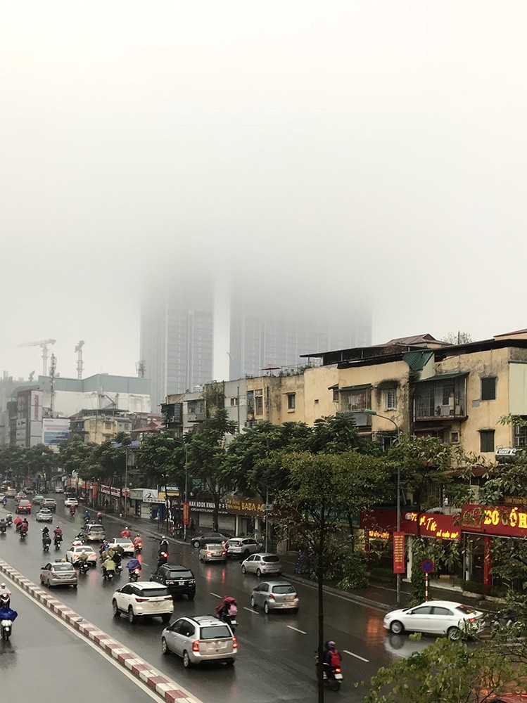 Nhà cao tầng ở Hà Nội chìm trong mây mù - Ảnh 3. Nhà cao tầng ở Hà Nội chìm trong mây mù - Ảnh 3.