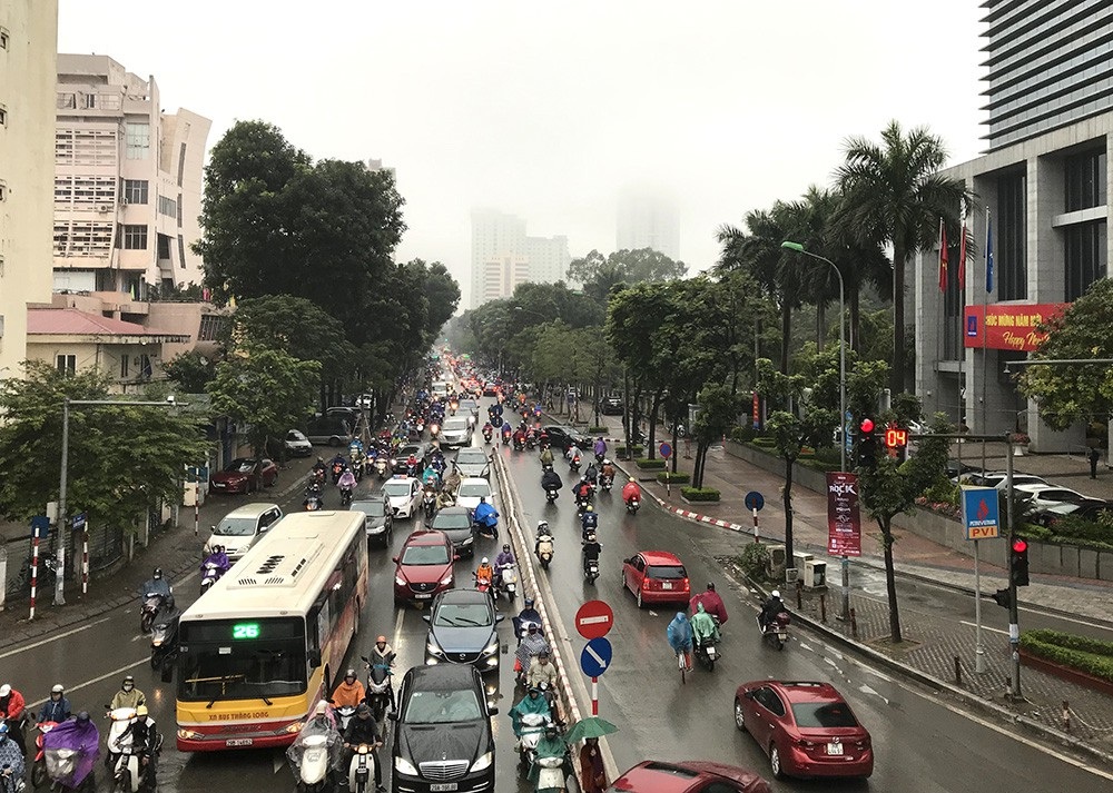 Nhà cao tầng ở Hà Nội chìm trong mây mù - Ảnh 4. Nhà cao tầng ở Hà Nội chìm trong mây mù - Ảnh 4.