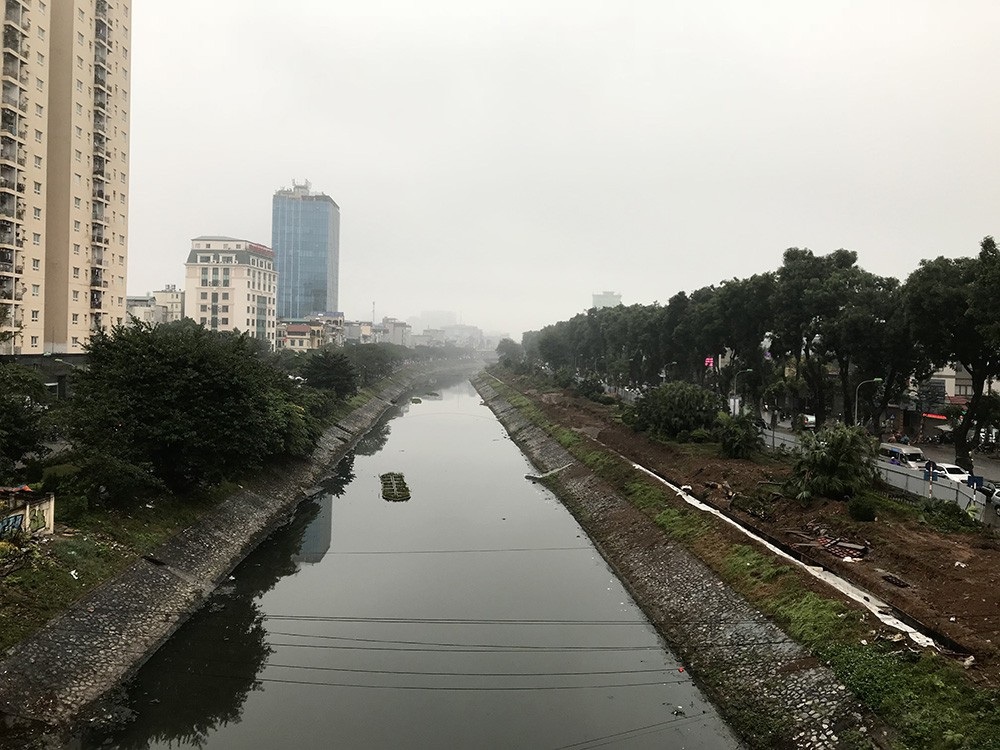 Nhà cao tầng ở Hà Nội chìm trong mây mù - Ảnh 6. Nhà cao tầng ở Hà Nội chìm trong mây mù - Ảnh 6.