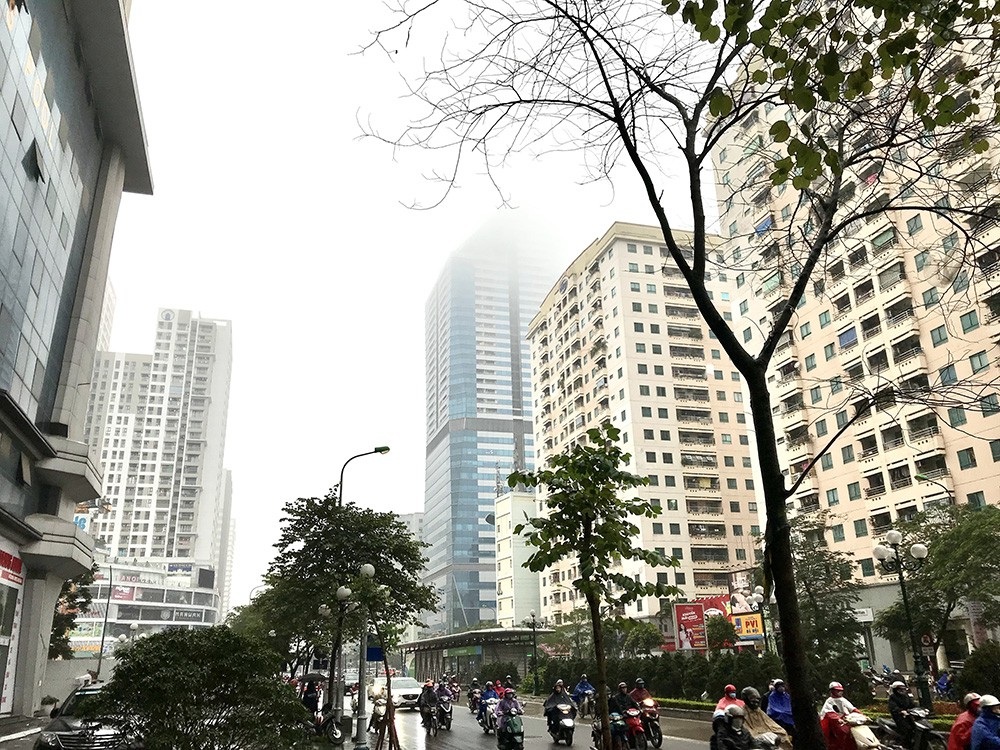 Nhà cao tầng ở Hà Nội chìm trong mây mù - Ảnh 7. Nhà cao tầng ở Hà Nội chìm trong mây mù - Ảnh 7.