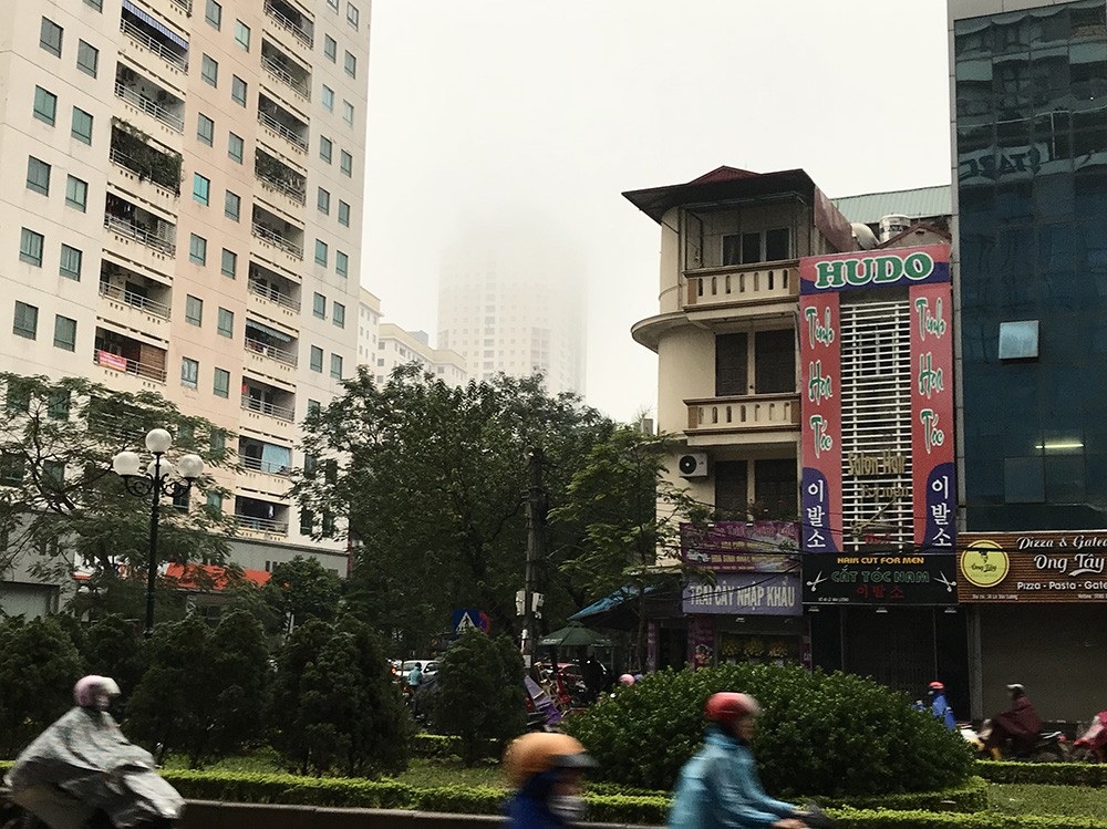 Nhà cao tầng ở Hà Nội chìm trong mây mù - Ảnh 8. Nhà cao tầng ở Hà Nội chìm trong mây mù - Ảnh 8.