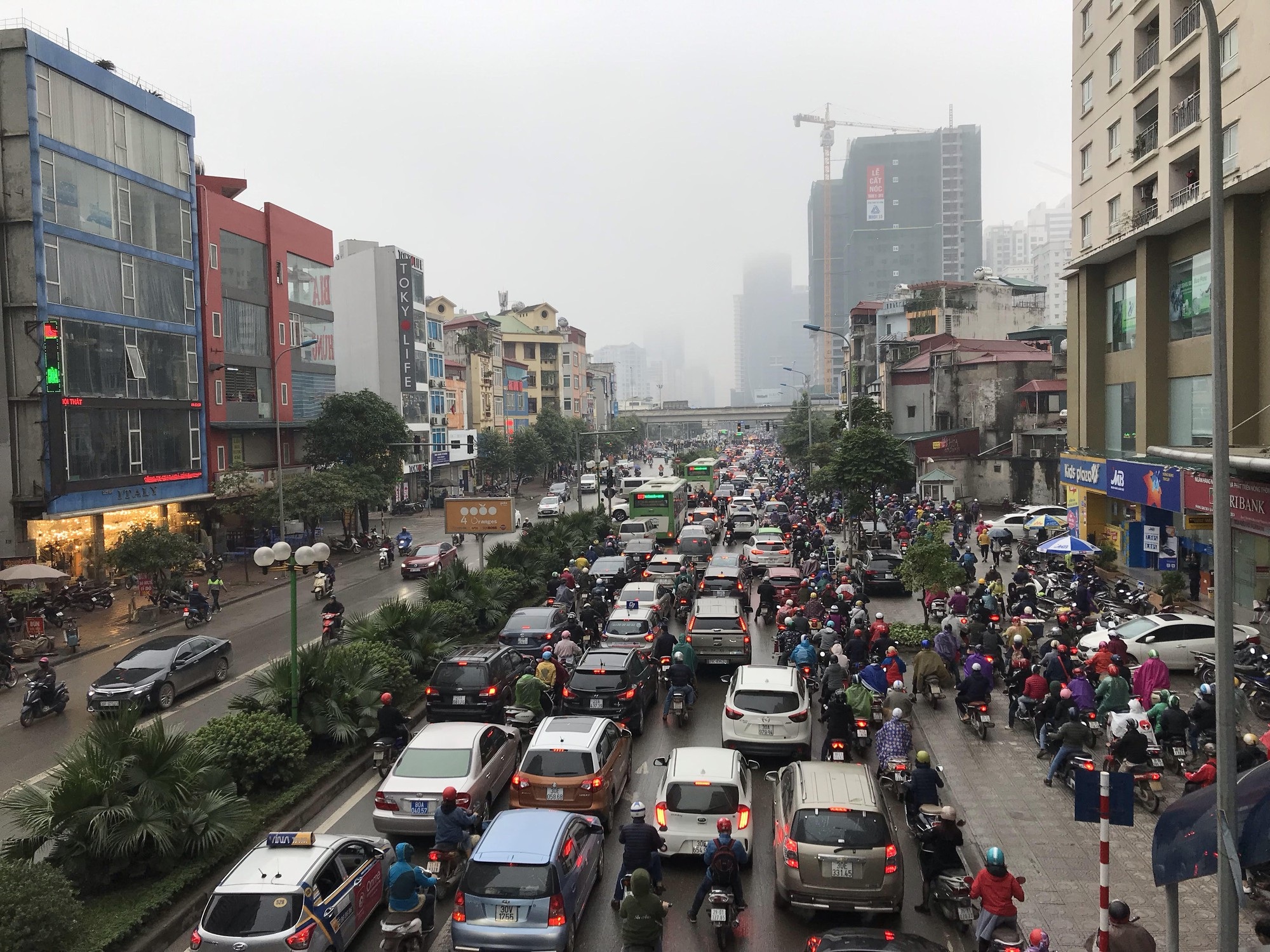 Giao thông phía Tây Nam Hà Nội tê liệt trong cơn mưa phùn - Ảnh 1. Giao thông phía Tây Nam Hà Nội tê liệt trong cơn mưa phùn - Ảnh 1.