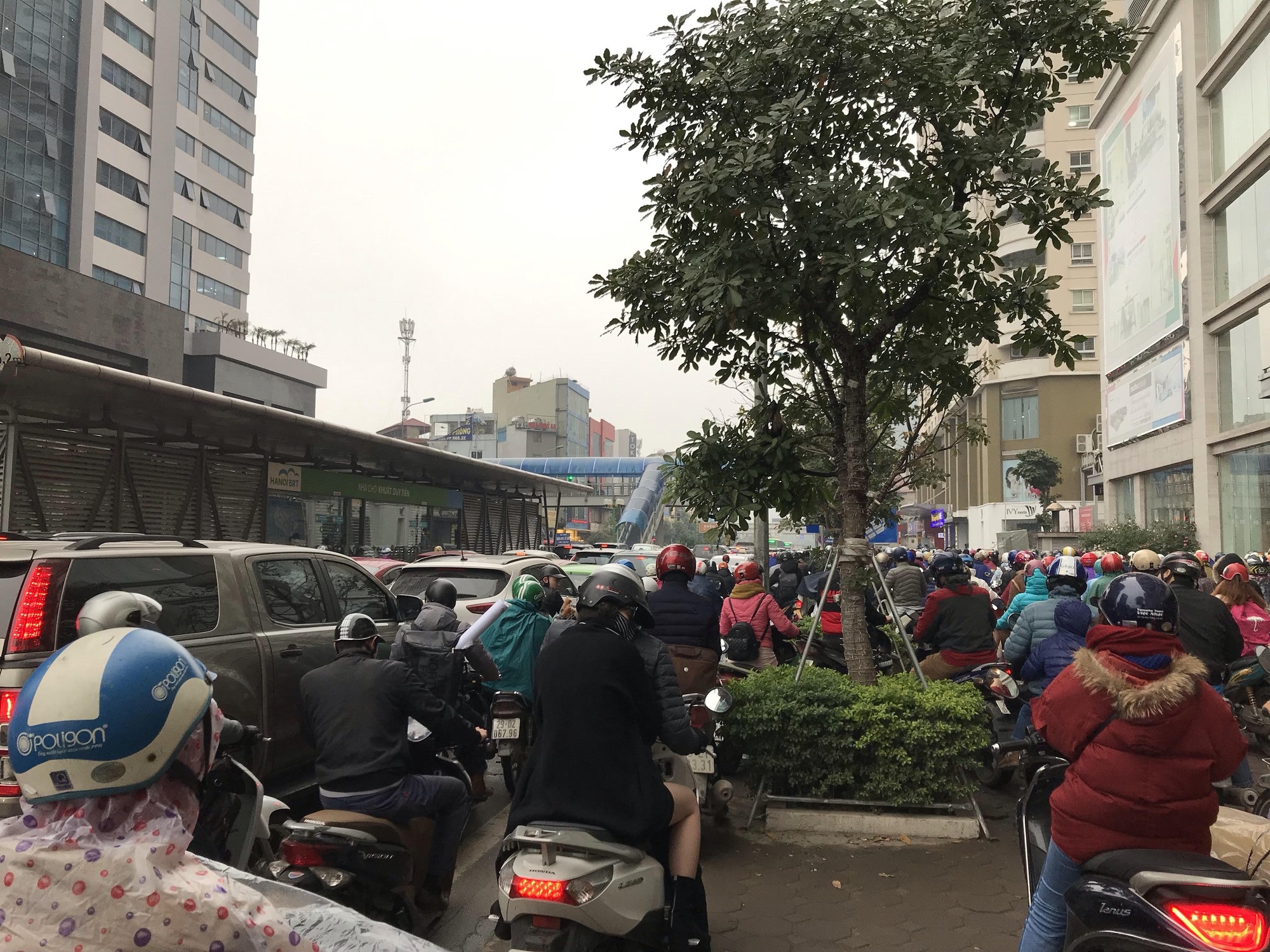 Giao thông phía Tây Nam Hà Nội tê liệt trong cơn mưa phùn - Ảnh 2. Giao thông phía Tây Nam Hà Nội tê liệt trong cơn mưa phùn - Ảnh 2.