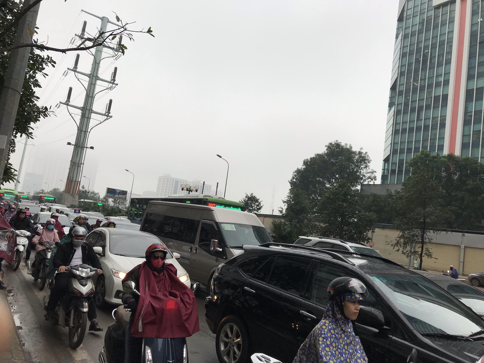 Giao thông phía Tây Nam Hà Nội tê liệt trong cơn mưa phùn - Ảnh 3. Giao thông phía Tây Nam Hà Nội tê liệt trong cơn mưa phùn - Ảnh 3.