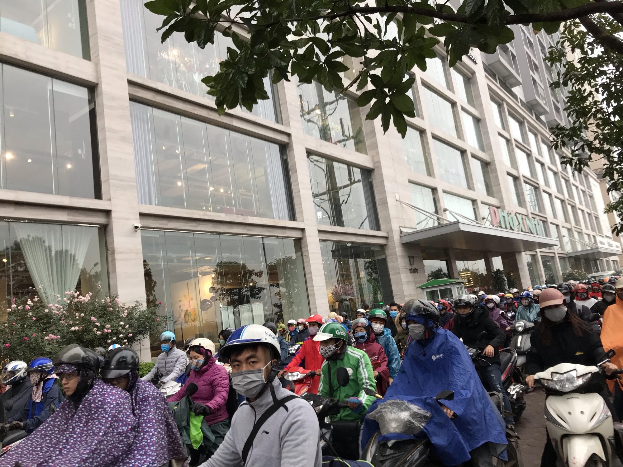 Giao thông phía Tây Nam Hà Nội tê liệt trong cơn mưa phùn - Ảnh 4. Giao thông phía Tây Nam Hà Nội tê liệt trong cơn mưa phùn - Ảnh 4.