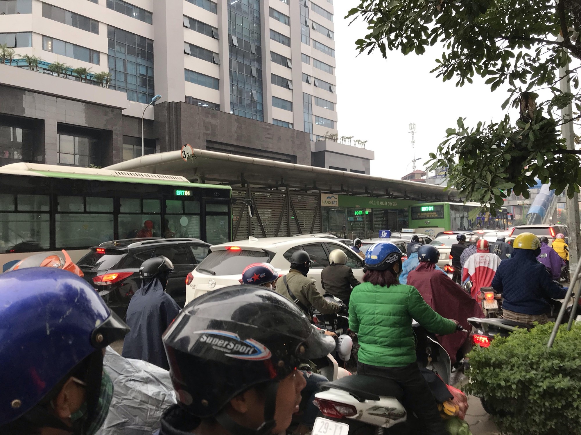 Giao thông phía Tây Nam Hà Nội tê liệt trong cơn mưa phùn - Ảnh 5. Giao thông phía Tây Nam Hà Nội tê liệt trong cơn mưa phùn - Ảnh 5.