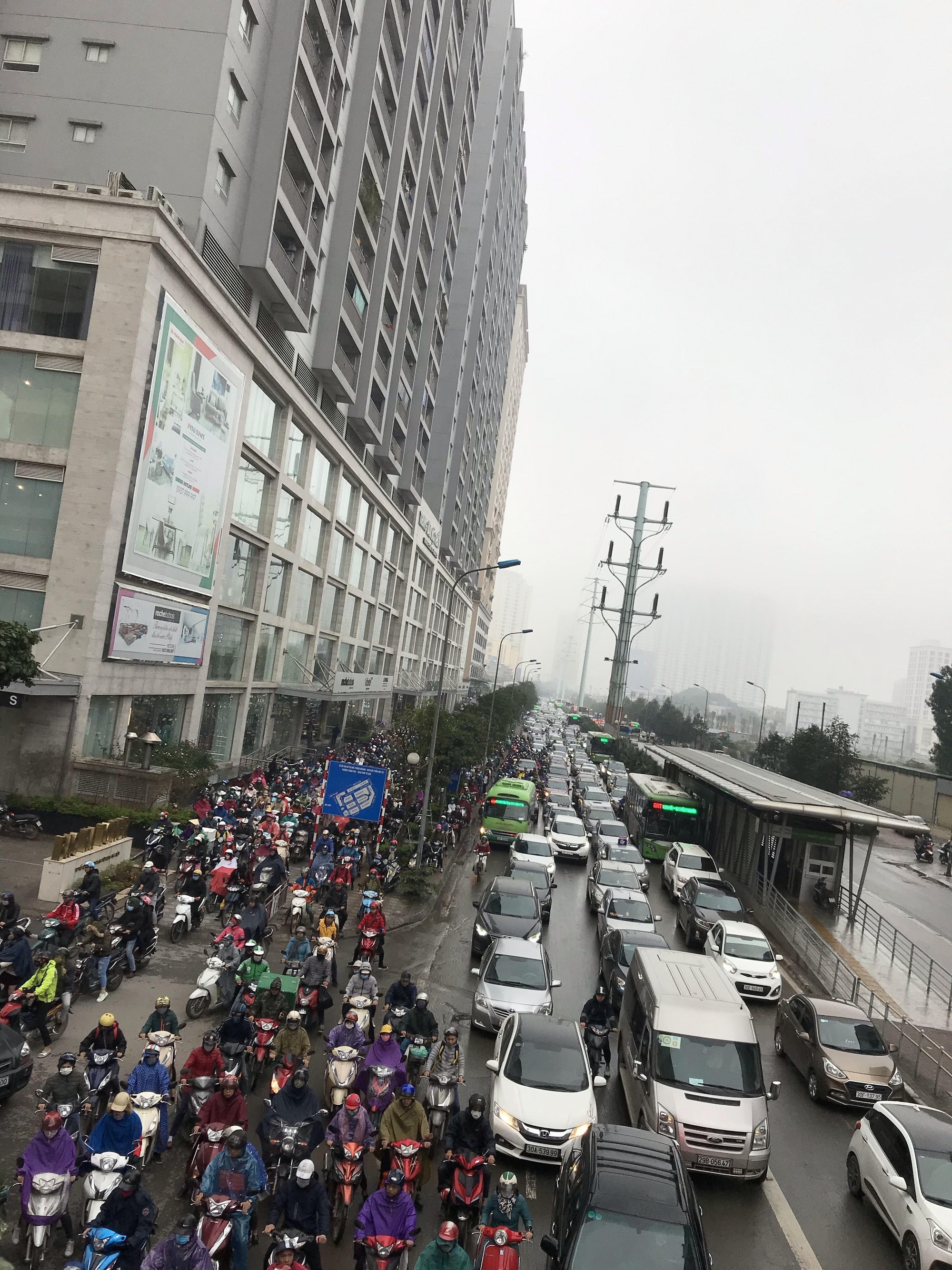 Giao thông phía Tây Nam Hà Nội tê liệt trong cơn mưa phùn - Ảnh 6. Giao thông phía Tây Nam Hà Nội tê liệt trong cơn mưa phùn - Ảnh 6.