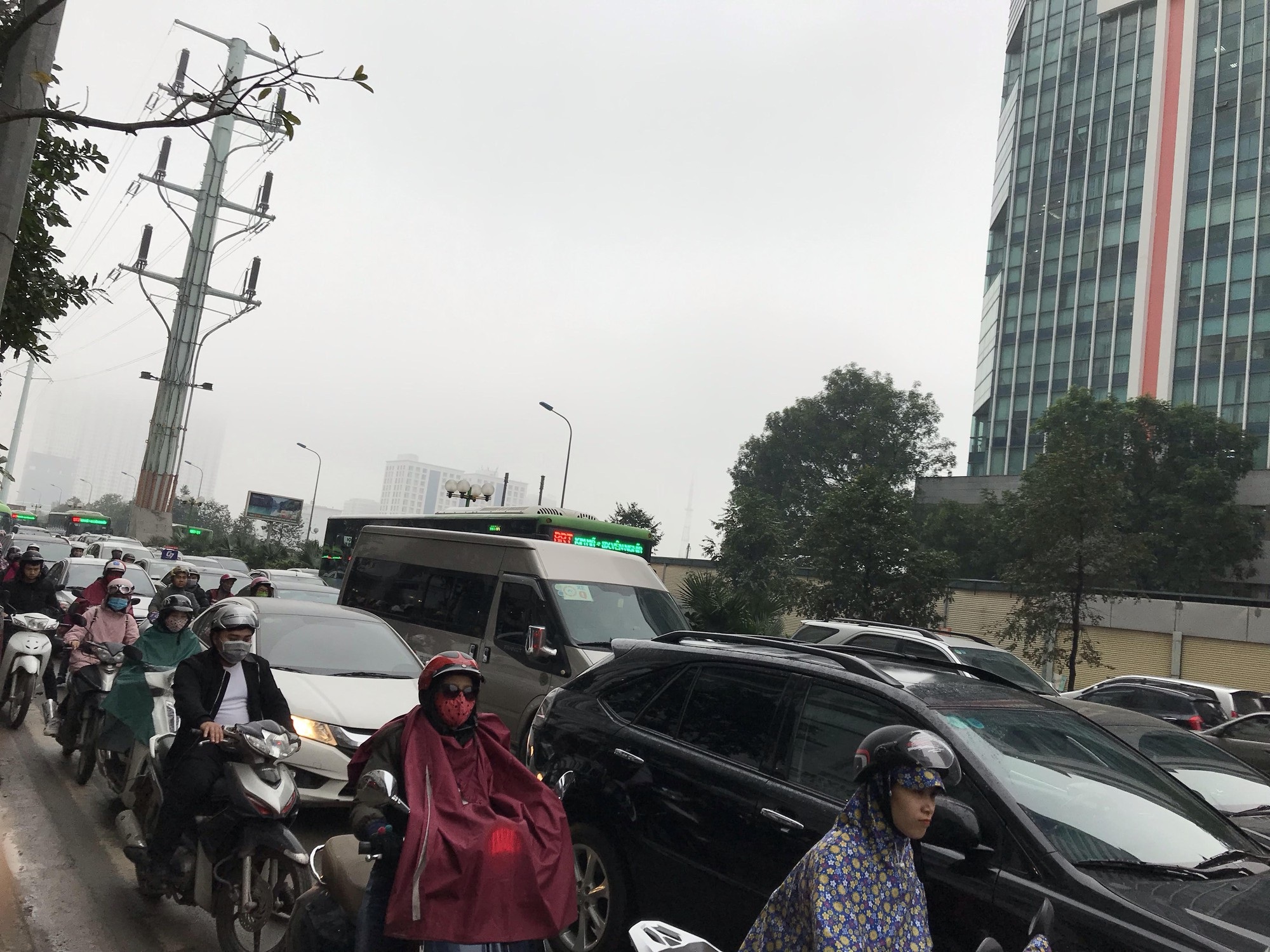 Giao thông phía Tây Nam Hà Nội tê liệt trong cơn mưa phùn - Ảnh 7. Giao thông phía Tây Nam Hà Nội tê liệt trong cơn mưa phùn - Ảnh 7.