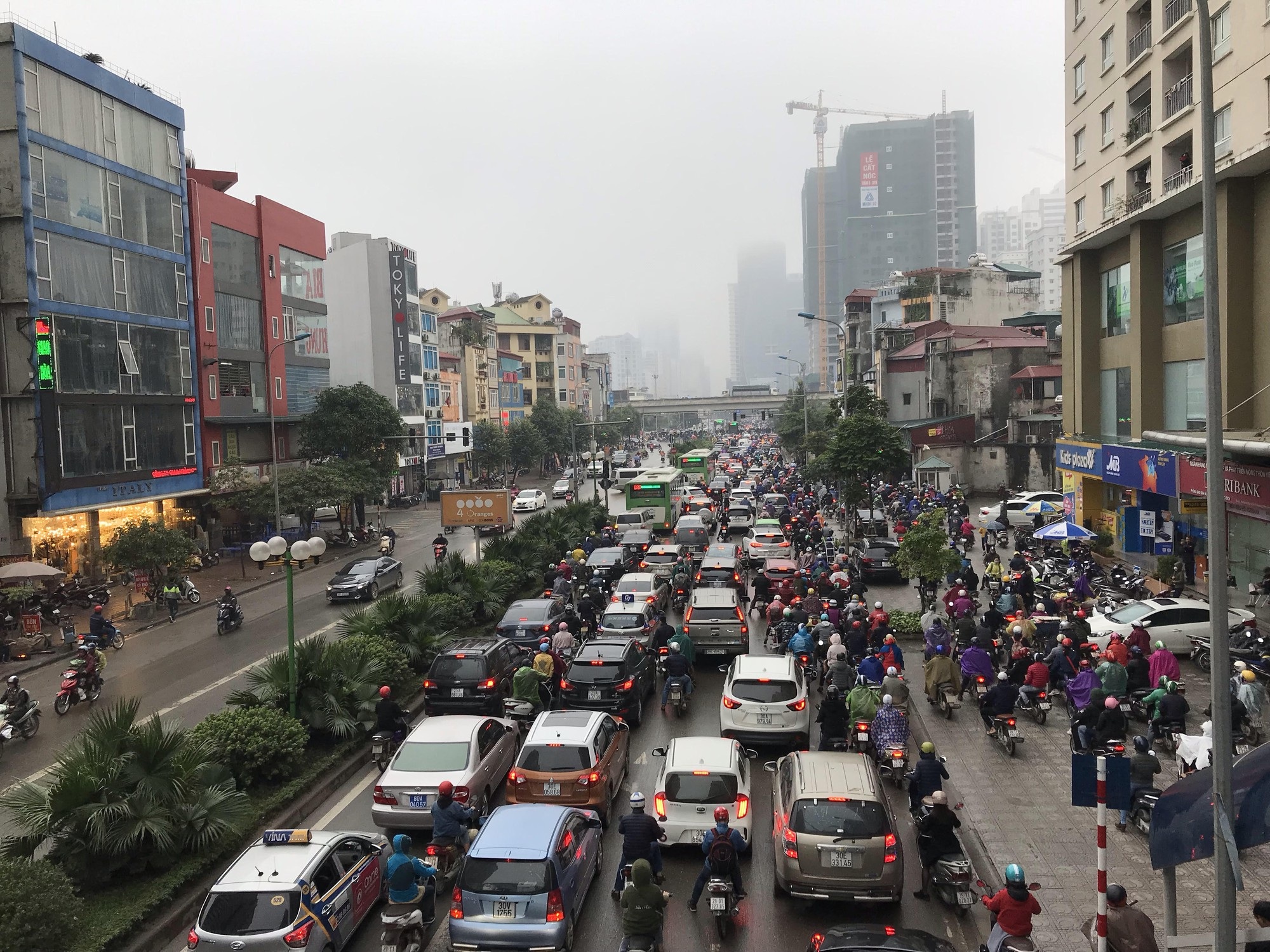 Giao thông phía Tây Nam Hà Nội tê liệt trong cơn mưa phùn - Ảnh 8. Giao thông phía Tây Nam Hà Nội tê liệt trong cơn mưa phùn - Ảnh 8.
