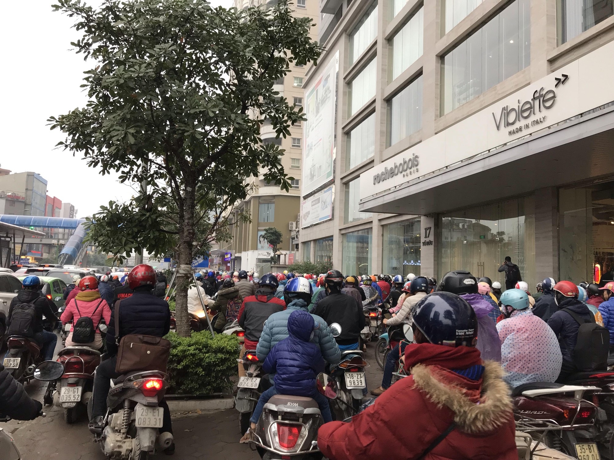 Giao thông phía Tây Nam Hà Nội tê liệt trong cơn mưa phùn - Ảnh 9. Giao thông phía Tây Nam Hà Nội tê liệt trong cơn mưa phùn - Ảnh 9.