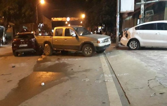 Cán bộ CSGT lái xe ô tô gây tai nạn liên hoàn - Ảnh 1. Cán bộ CSGT lái xe ô tô gây tai nạn liên hoàn - Ảnh 1.