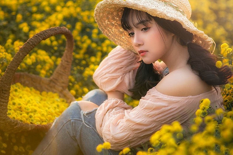 Nàng thơ tuổi teen khoe sắc giữa vườn hoa cúc vàng - Ảnh 2. Nàng thơ tuổi teen khoe sắc giữa vườn hoa cúc vàng - Ảnh 2.
