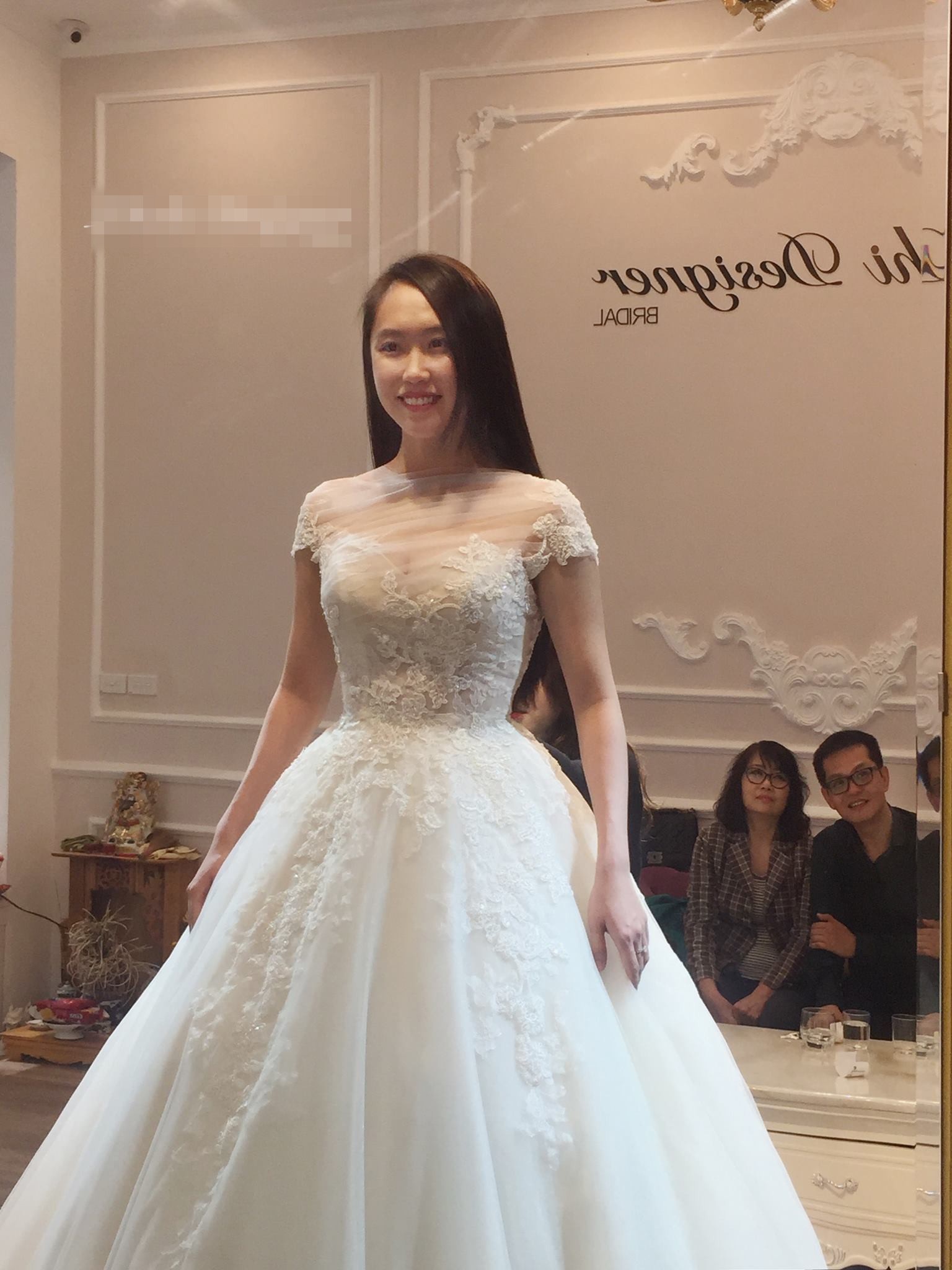 NSND Trung Hiếu đưa bà xã kém 19 tuổi đi thử váy cưới - Ảnh 4. NSND Trung Hiếu đưa bà xã kém 19 tuổi đi thử váy cưới - Ảnh 4.