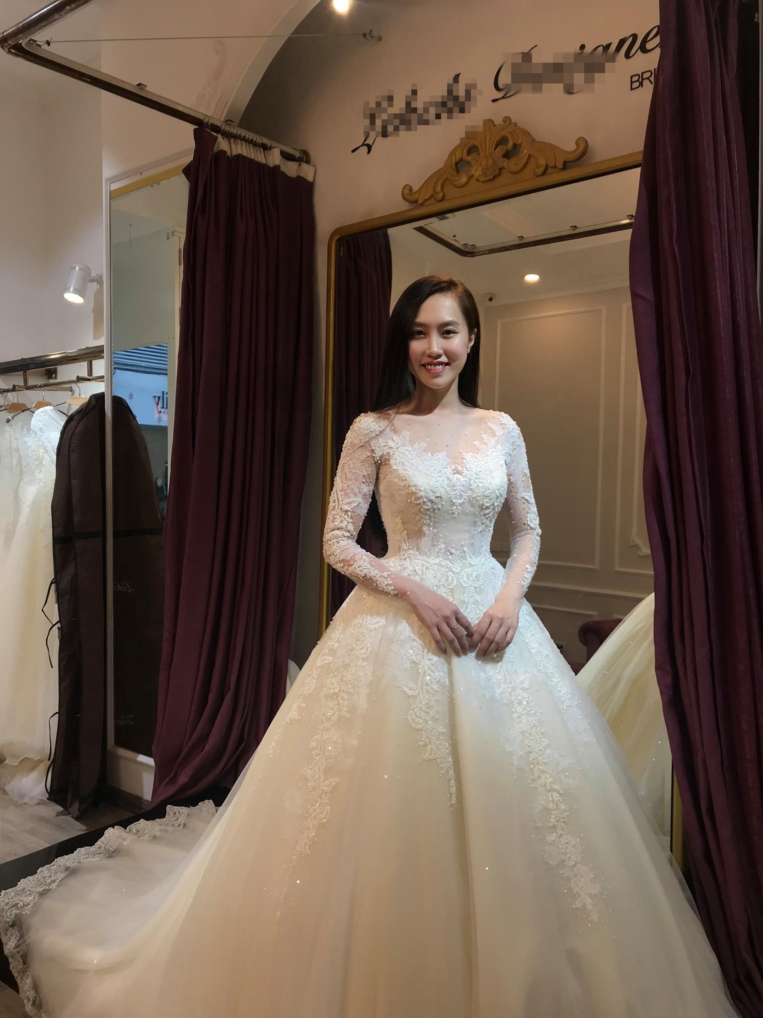 NSND Trung Hiếu đưa bà xã kém 19 tuổi đi thử váy cưới - Ảnh 5. NSND Trung Hiếu đưa bà xã kém 19 tuổi đi thử váy cưới - Ảnh 5.