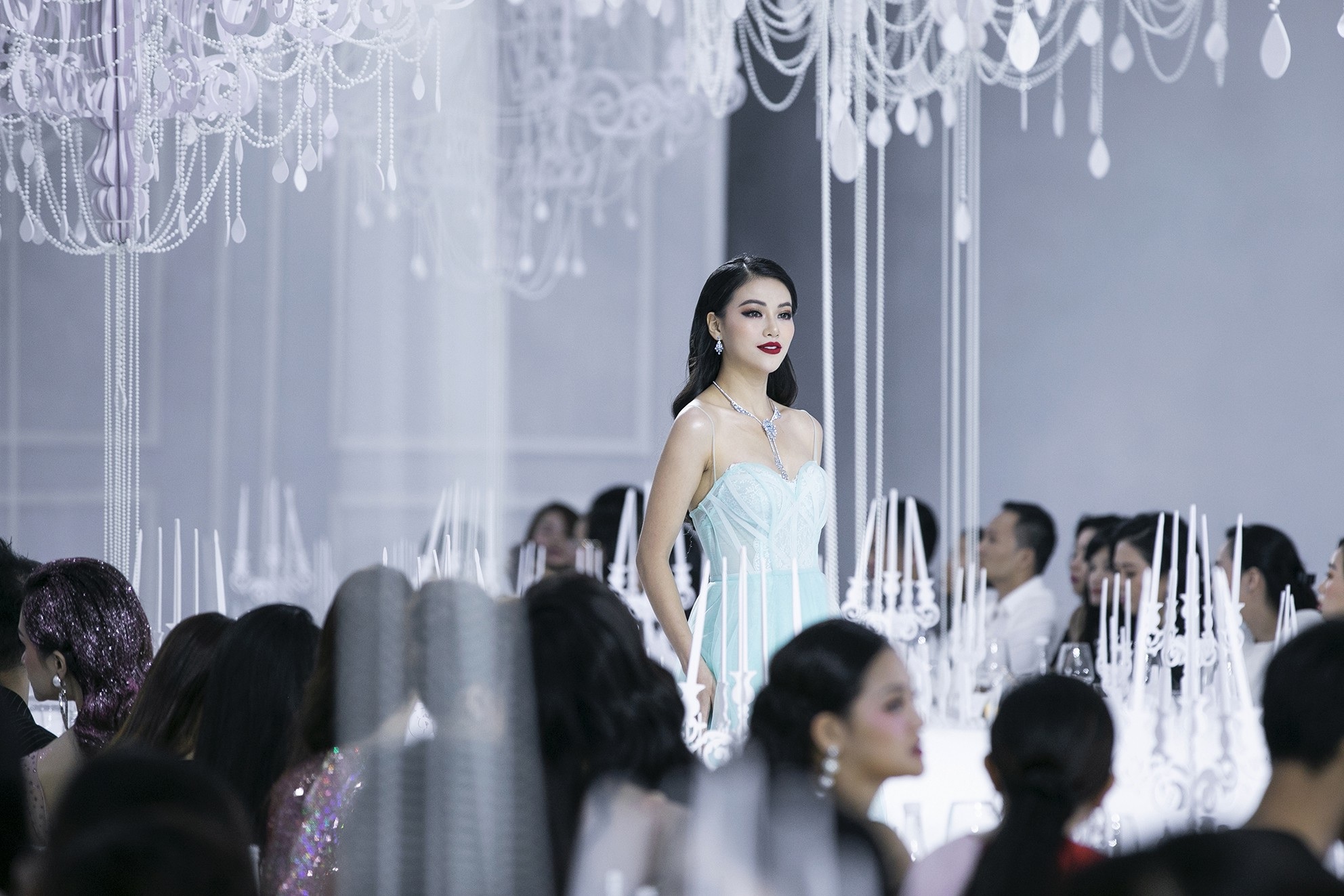Sau 5 năm vắng bóng, Mai Phương Thuý bất ngờ làm vedette cùng Hồ Ngọc Hà, Hoàng Yến - Ảnh 11. Sau 5 năm vắng bóng, Mai Phương Thuý bất ngờ làm vedette cùng Hồ Ngọc Hà, Hoàng Yến - Ảnh 11.