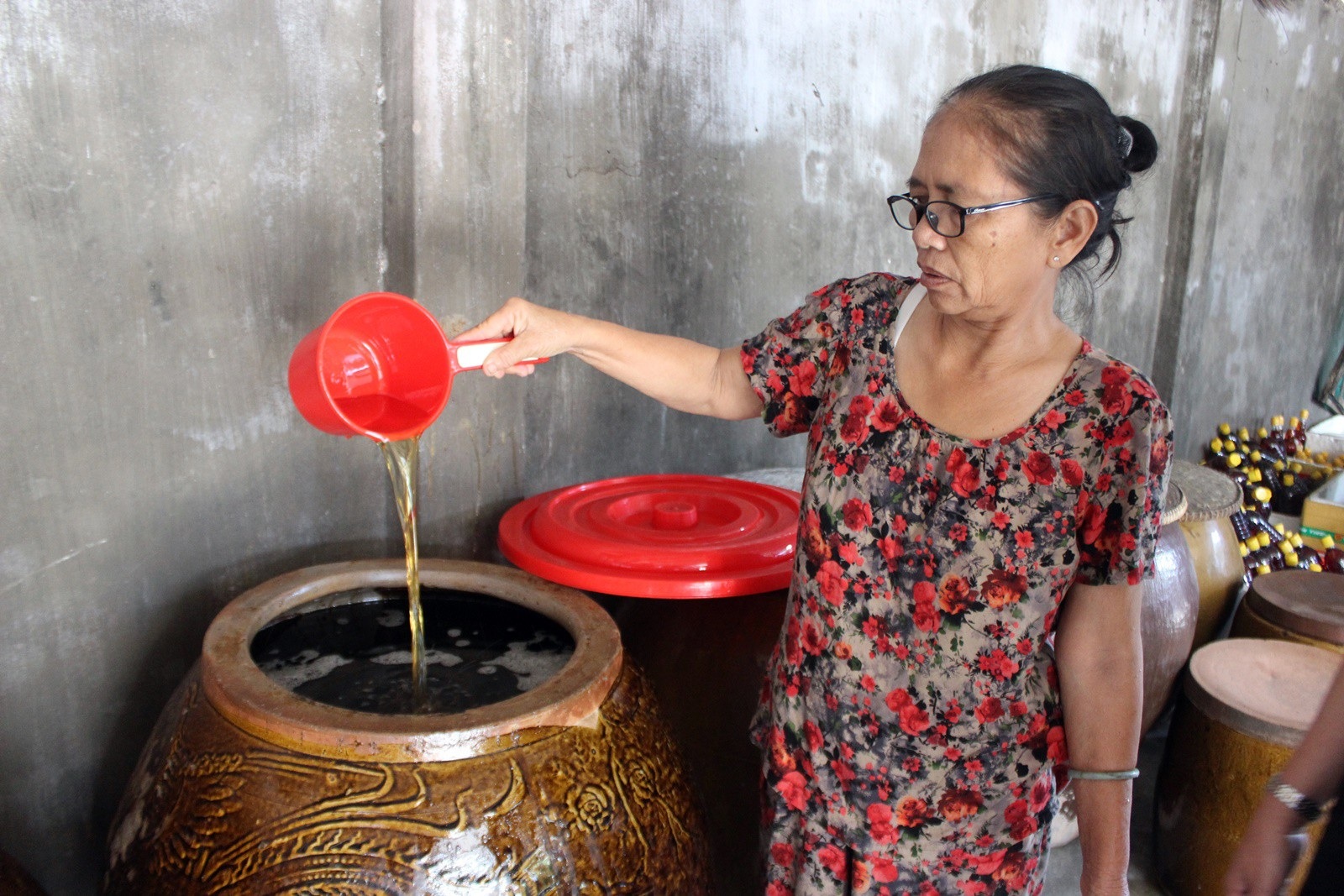 Giáp Tết: Làng nghề nước mắm Phú Yên nhộn nhịp vào vụ - Ảnh 2. Giáp Tết: Làng nghề nước mắm Phú Yên nhộn nhịp vào vụ - Ảnh 2.