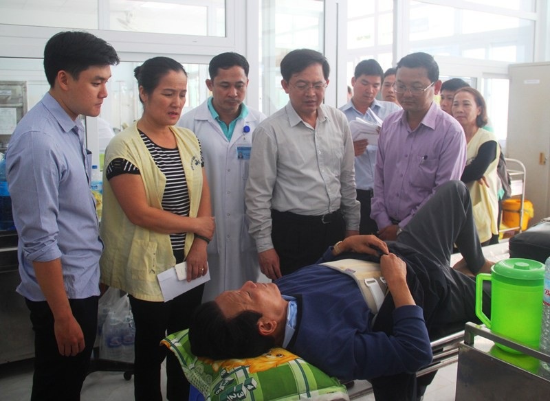 Nạn nhân kể lại phút kinh hoàng xe khách tông nhau, lật giữa đường - Ảnh 2. Nạn nhân kể lại phút kinh hoàng xe khách tông nhau, lật giữa đường - Ảnh 2.