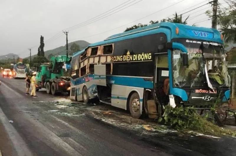 Nạn nhân kể lại phút kinh hoàng xe khách tông nhau, lật giữa đường - Ảnh 1. Nạn nhân kể lại phút kinh hoàng xe khách tông nhau, lật giữa đường - Ảnh 1.