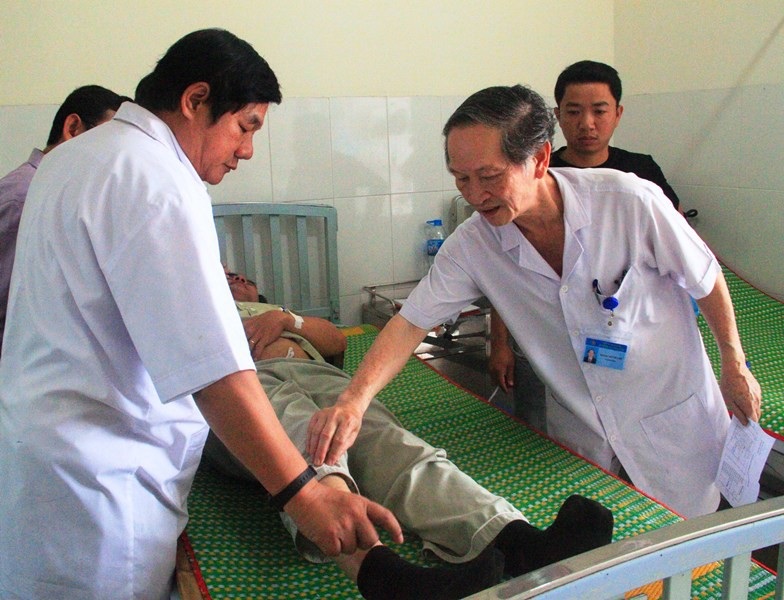 Vụ 2 xe khách gặp nạn: Thêm nhiều hành khách nhập viện - Ảnh 3. Vụ 2 xe khách gặp nạn: Thêm nhiều hành khách nhập viện - Ảnh 3.