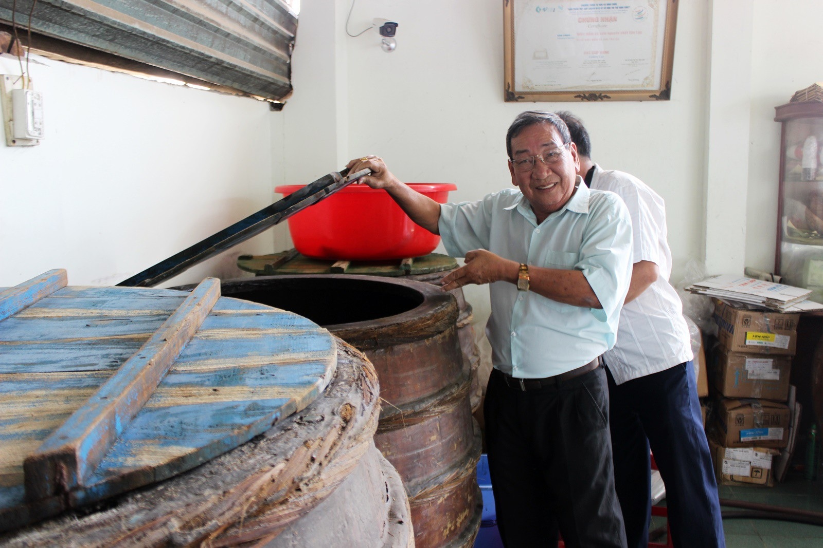 Giáp Tết: Làng nghề nước mắm Phú Yên nhộn nhịp vào vụ - Ảnh 5. Giáp Tết: Làng nghề nước mắm Phú Yên nhộn nhịp vào vụ - Ảnh 5.