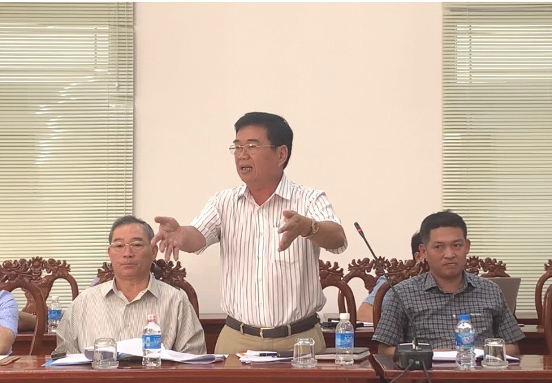 Xe đón, tiễn người thân tại bến phải trả phí: Có đúng luật? - Ảnh 1. Xe đón, tiễn người thân tại bến phải trả phí: Có đúng luật? - Ảnh 1.