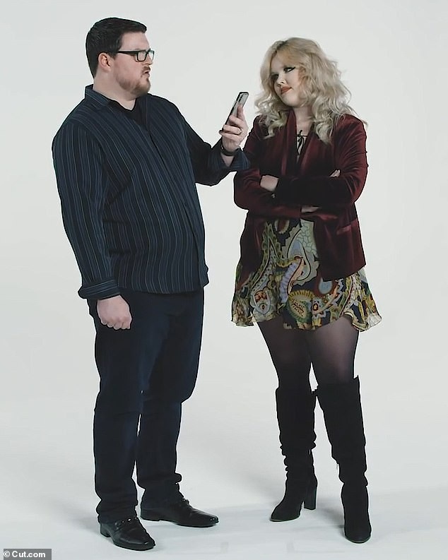 Nếu bạn nghĩ năm qua mình đen, hãy xem clip thi xem ai... đen hơn - Ảnh 2.