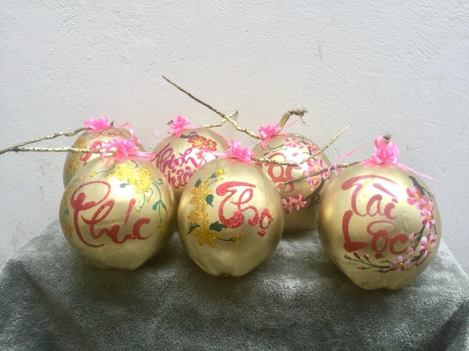Dừa vàng khắc thư pháp: Cảm nhận sự tinh xảo của nghệ thuật khắc thư pháp trên trái dừa vàng sang trọng và đặc biệt, một sản phẩm nghệ thuật độc đáo.