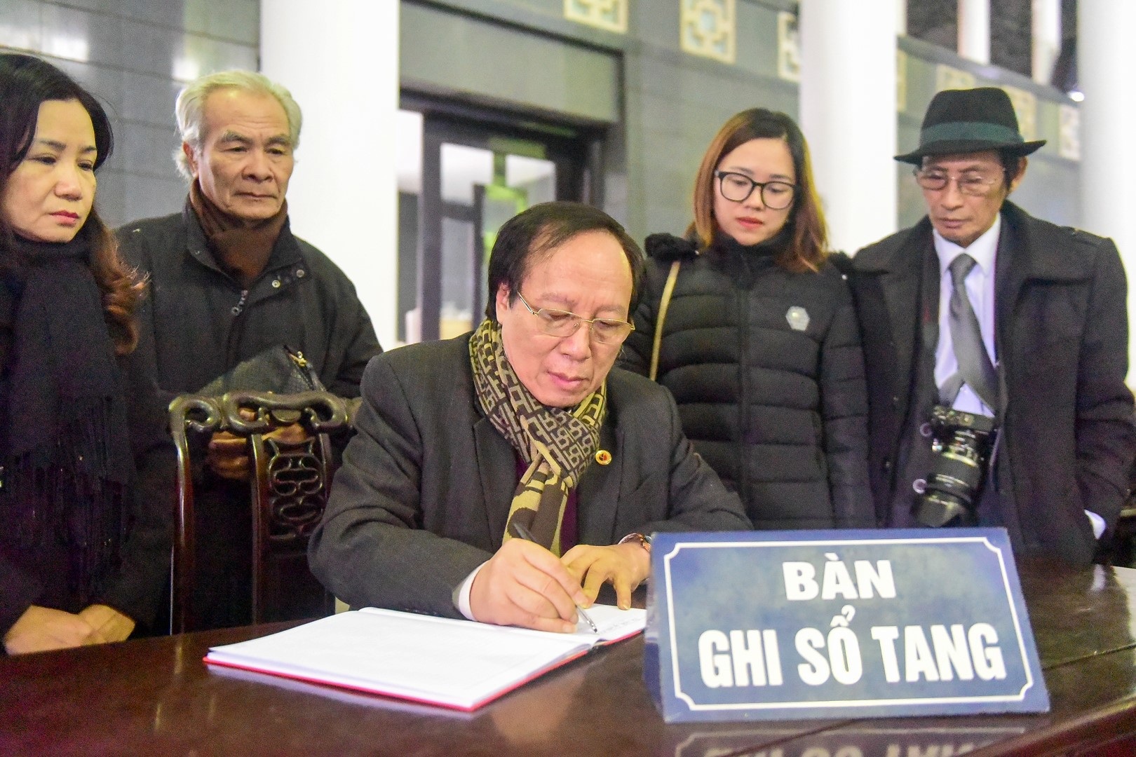 Đông đảo bạn bè, văn nghệ sĩ đến tiễn đưa nhà thơ- nhạc sĩ Nguyễn Trọng Tạo - Ảnh 21. Đông đảo bạn bè, văn nghệ sĩ đến tiễn đưa nhà thơ- nhạc sĩ Nguyễn Trọng Tạo - Ảnh 21.