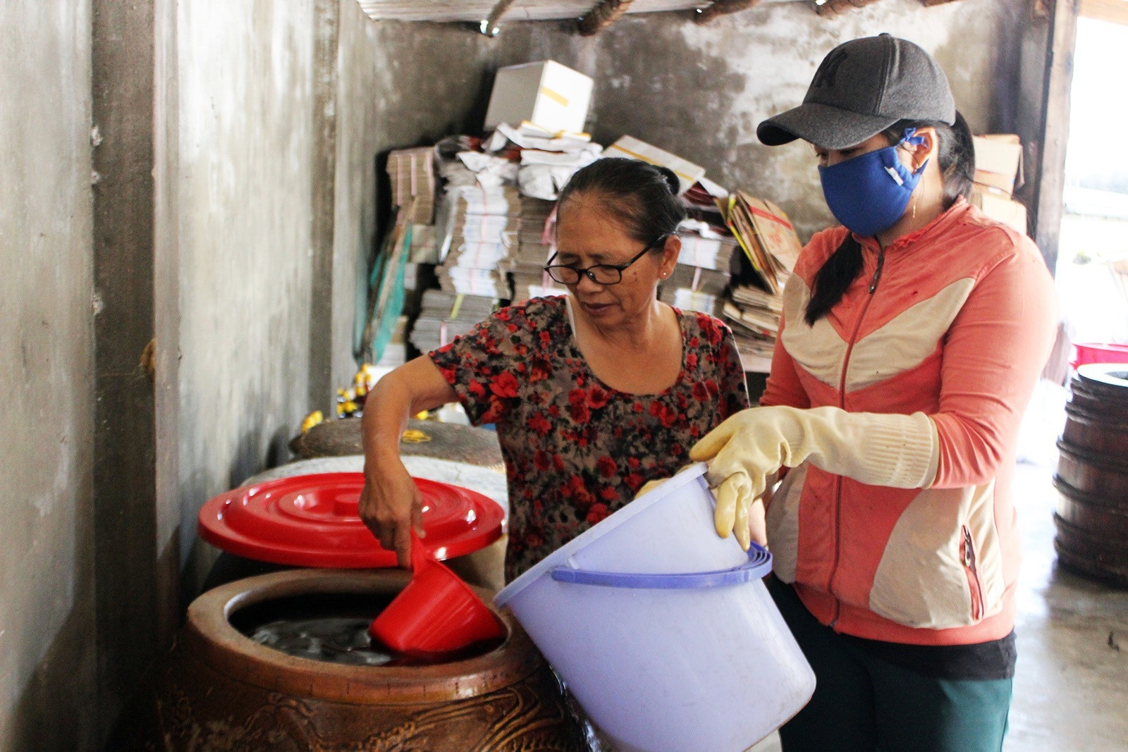 Giáp Tết: Làng nghề nước mắm Phú Yên nhộn nhịp vào vụ - Ảnh 3. Giáp Tết: Làng nghề nước mắm Phú Yên nhộn nhịp vào vụ - Ảnh 3.