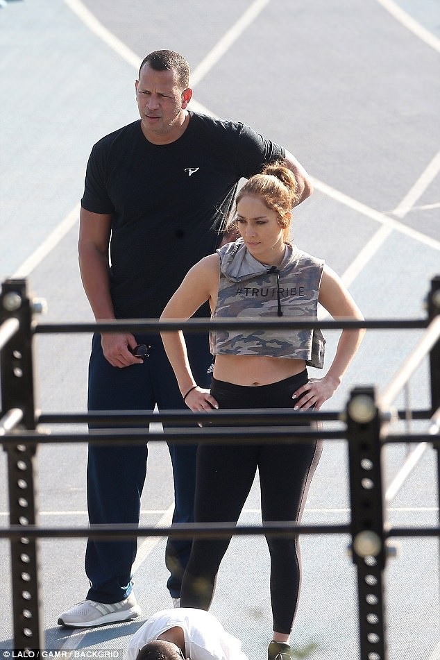 Jennifer Lopez khỏe khoắn đi tập gym cùng bạn trai - Ảnh 6. Jennifer Lopez khỏe khoắn đi tập gym cùng bạn trai - Ảnh 6.