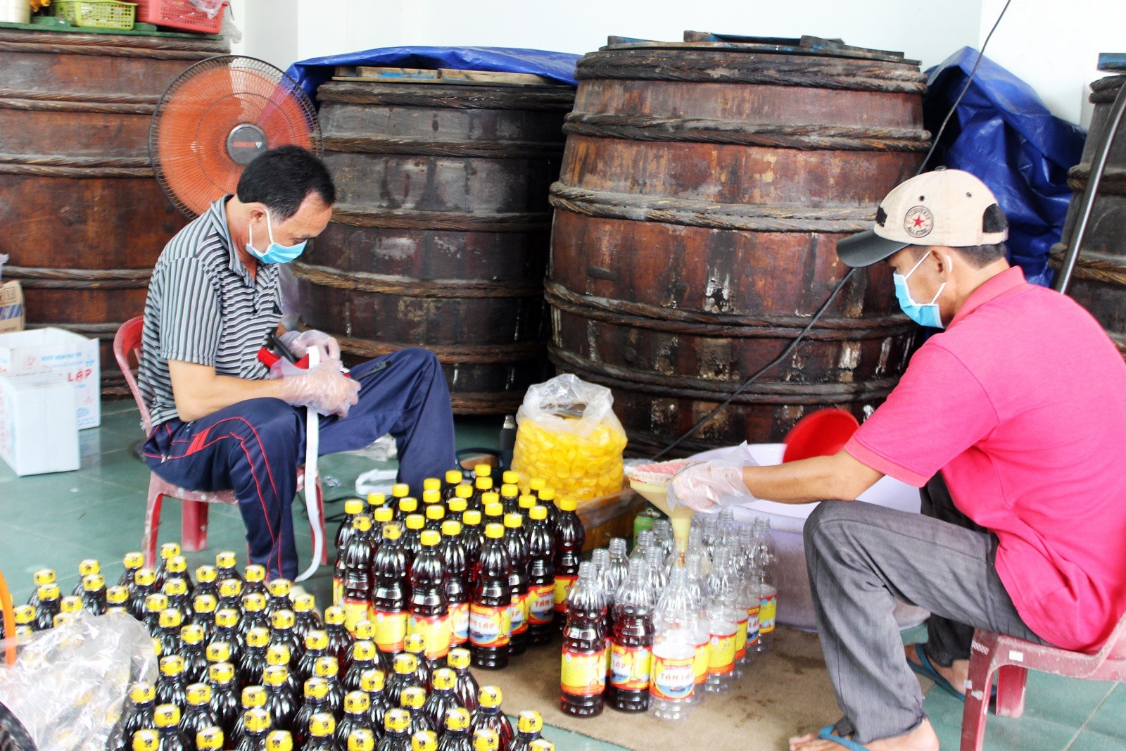 Giáp Tết: Làng nghề nước mắm Phú Yên nhộn nhịp vào vụ - Ảnh 6. Giáp Tết: Làng nghề nước mắm Phú Yên nhộn nhịp vào vụ - Ảnh 6.