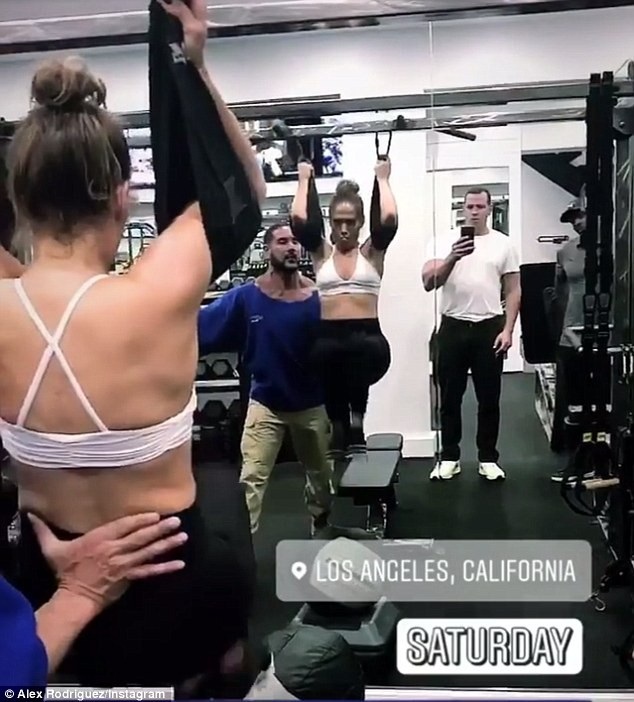 Jennifer Lopez khỏe khoắn đi tập gym cùng bạn trai - Ảnh 8. Jennifer Lopez khỏe khoắn đi tập gym cùng bạn trai - Ảnh 8.