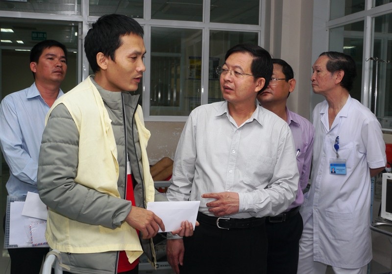 Vụ 2 xe khách gặp nạn: Thêm nhiều hành khách nhập viện - Ảnh 2. Vụ 2 xe khách gặp nạn: Thêm nhiều hành khách nhập viện - Ảnh 2.