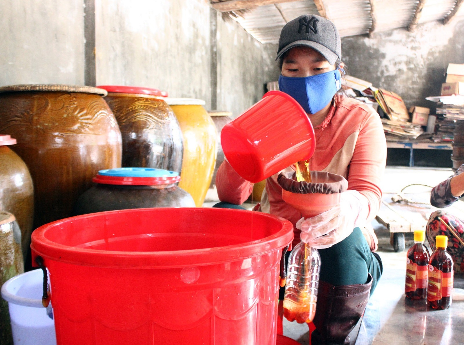 Giáp Tết: Làng nghề nước mắm Phú Yên nhộn nhịp vào vụ - Ảnh 4. Giáp Tết: Làng nghề nước mắm Phú Yên nhộn nhịp vào vụ - Ảnh 4.