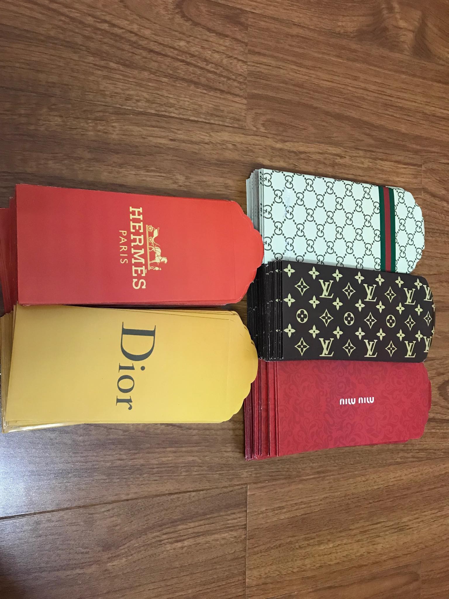 Lì xì sang chảnh in chữ ánh vàng theo thương hiệu nổi tiếng siêu hút khách - Ảnh 3. Lì xì sang chảnh in chữ ánh vàng theo thương hiệu nổi tiếng siêu hút khách - Ảnh 3.