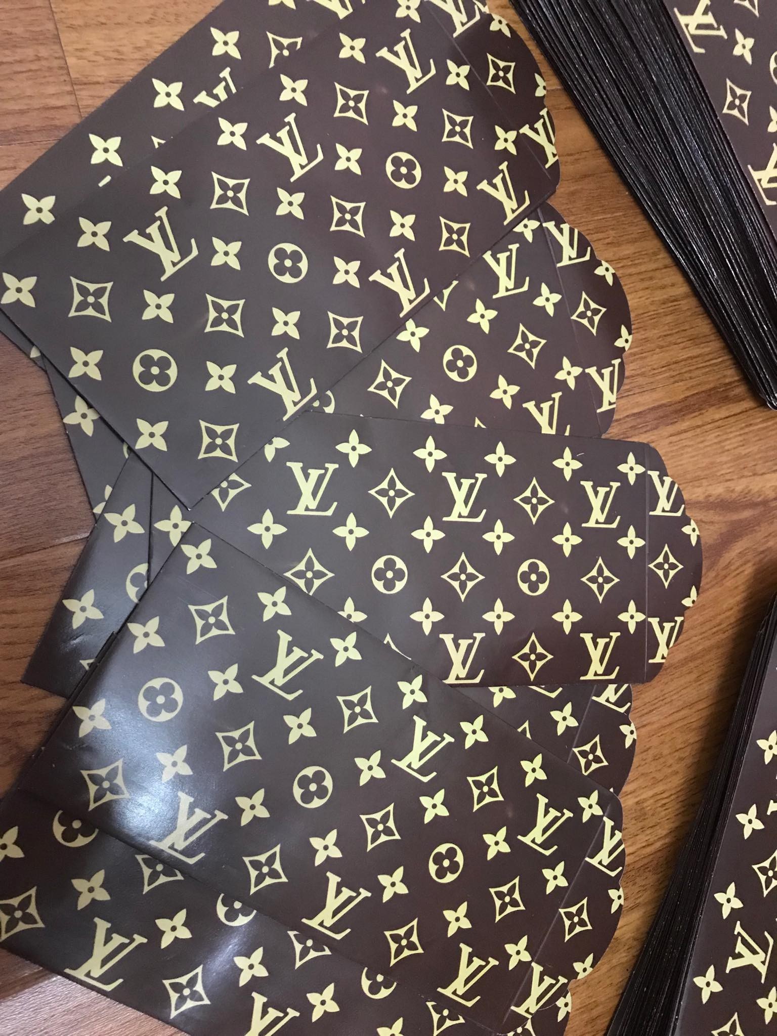 Lì xì sang chảnh in chữ ánh vàng theo thương hiệu nổi tiếng siêu hút khách - Ảnh 7. Lì xì sang chảnh in chữ ánh vàng theo thương hiệu nổi tiếng siêu hút khách - Ảnh 7.