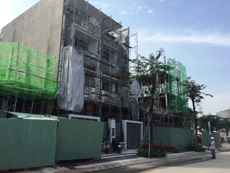TPHCM: Biệt thự, nhà liền kề “có bao nhiêu hết bấy nhiêu” - Ảnh 2. TPHCM: Biệt thự, nhà liền kề “có bao nhiêu hết bấy nhiêu” - Ảnh 2.