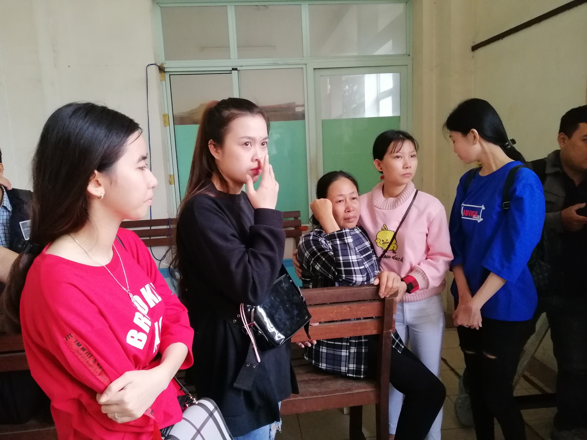 Vụ xe khách rơi khỏi đèo Hải Vân: Đưa nữ sinh xấu số về quê nhà - Ảnh 2. Vụ xe khách rơi khỏi đèo Hải Vân: Đưa nữ sinh xấu số về quê nhà - Ảnh 2.