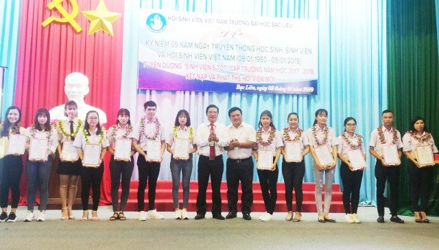 Trường ĐH Bạc Liêu tuyên dương 38 sinh viên đạt danh hiệu 5 tốt - Ảnh 3. Trường ĐH Bạc Liêu tuyên dương 38 sinh viên đạt danh hiệu 5 tốt - Ảnh 3.