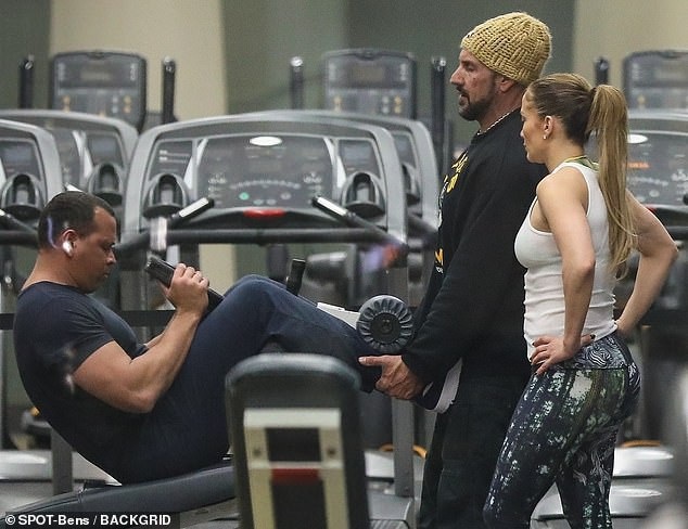 Jennifer Lopez khỏe khoắn đi tập gym cùng bạn trai - Ảnh 2. Jennifer Lopez khỏe khoắn đi tập gym cùng bạn trai - Ảnh 2.
