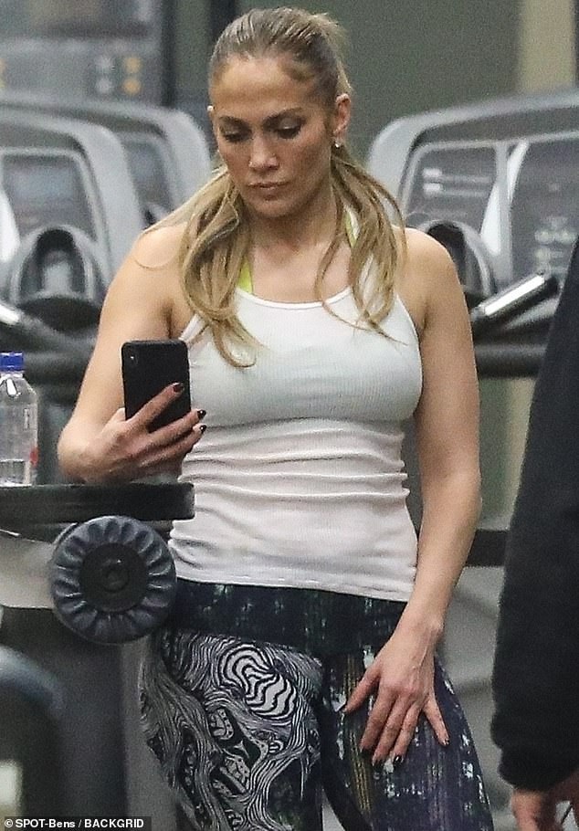 Jennifer Lopez khỏe khoắn đi tập gym cùng bạn trai - Ảnh 3. Jennifer Lopez khỏe khoắn đi tập gym cùng bạn trai - Ảnh 3.